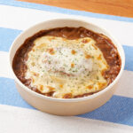 ファミリーマートの欧風カレーのハンバーグドリアを比較する。税込価格：598円、カロリー：589kcal、1円あたりカロリー：0.98kcal/円、たんぱく質：13.6g、1円あたりたんぱく質：0.02g/円、脂質：19.5g、炭水化物：90.5g、食塩相当量：4.9g。チャツネなど果物の甘みとビーフのコク深い旨みが感じられるカレーにハンバーグとチーズソースをトッピングした焼きカレードリアです。アレルギー：えび、小麦、卵、乳成分、牛肉、大豆、鶏肉、バナナ、豚肉、やまいも、りんご、ゼラチン。