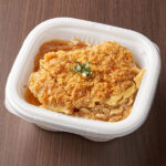 ファミリーマートの大麦豚のロースかつ丼を比較する。税込価格：698円、カロリー：638kcal、1円あたりカロリー：0.91kcal/円、たんぱく質：21.4g、1円あたりたんぱく質：0.03g/円、脂質：26.1g、炭水化物：80.5g、食塩相当量：3.5g。おだしをたっぷり含んだたまごと、やわらかな肉質の大麦豚を使用したロースかつ丼です。アレルギー：小麦、卵、乳成分、さば、大豆、豚肉、りんご、ゼラチン。