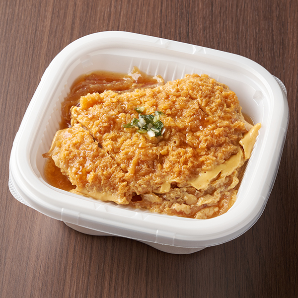 ファミリーマートの大麦豚のロースかつ丼を比較する。税込価格：698円、カロリー：638kcal、1円あたりカロリー：0.91kcal/円、たんぱく質：21.4g、1円あたりたんぱく質：0.03g/円、脂質：26.1g、炭水化物：80.5g、食塩相当量：3.5g。おだしをたっぷり含んだたまごと、やわらかな肉質の大麦豚を使用したロースかつ丼です。アレルギー：小麦、卵、乳成分、さば、大豆、豚肉、りんご、ゼラチン。