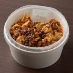 ファミリーマートの醤の旨味がきいた麻婆豆腐ごはん。税込価格：537円、カロリー：474kcal、たんぱく質：15g、脂質：12.8g、炭水化物：75.5g、食塩相当量：2.8g。花椒のしびれる辛みと香り、甜麺醤や豆板醤などの醤の旨みが楽しめる本格的な麻婆豆腐ご飯です。唐辛子を油で炒めて香りとコクを引き出しました。アレルギー：えび、小麦、乳成分、牛肉、ごま、大豆、鶏肉、豚肉、ゼラチン。