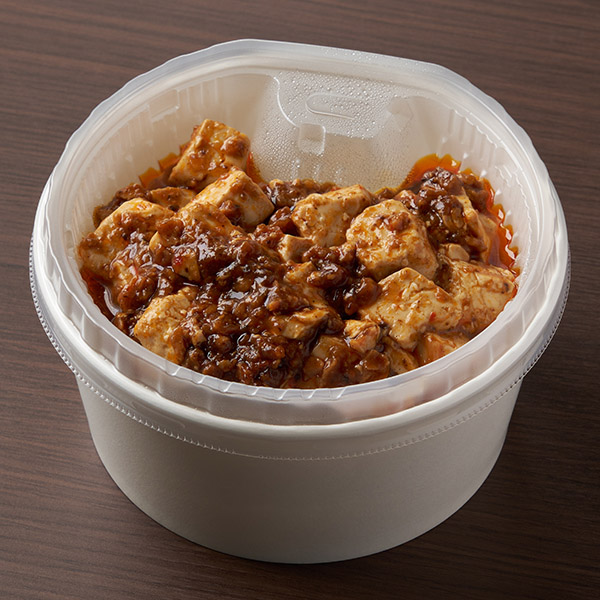 ファミリーマートの醤の旨味がきいた麻婆豆腐ごはん。税込価格：537円、カロリー：474kcal、たんぱく質：15g、脂質：12.8g、炭水化物：75.5g、食塩相当量：2.8g。花椒のしびれる辛みと香り、甜麺醤や豆板醤などの醤の旨みが楽しめる本格的な麻婆豆腐ご飯です。唐辛子を油で炒めて香りとコクを引き出しました。アレルギー：えび、小麦、乳成分、牛肉、ごま、大豆、鶏肉、豚肉、ゼラチン。