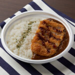ファミリーマートのスパイス香る!ロースかつカレーを比較する。税込価格:645円、カロリー:747kcal、1円あたりカロリー:1.16kcal/円、たんぱく質:15.8g、1円あたりたんぱく質:0.02g/円、脂質:30g、炭水化物:104g、食塩相当量:4.3g。野菜の旨みと酸味、スパイス感のあるカレーソースにロースとんかつをのせたかつカレーです。アレルギー:小麦、卵、乳成分、牛肉、大豆、鶏肉、バナナ、豚肉、もも、やまいも、りんご、ゼラチン。