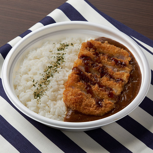 ファミリーマートのスパイス香る！ロースかつカレーを比較する。税込価格：645円、カロリー：747kcal、1円あたりカロリー：1.16kcal/円、たんぱく質：15.8g、1円あたりたんぱく質：0.02g/円、脂質：30g、炭水化物：104g、食塩相当量：4.3g。野菜の旨みと酸味、スパイス感のあるカレーソースにロースとんかつをのせたかつカレーです。アレルギー：小麦、卵、乳成分、牛肉、大豆、鶏肉、バナナ、豚肉、もも、やまいも、りんご、ゼラチン。