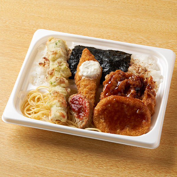 ファミリーマートの甘辛鶏から揚げ海苔弁当を比較する。税込価格：680円、カロリー：914kcal、1円あたりカロリー：1.34kcal/円、たんぱく質：25.9g、1円あたりたんぱく質：0.04g/円、脂質：32.7g、炭水化物：130.9g、食塩相当量：4.5g。白身魚フライ、磯辺天、コロッケ、甘辛鶏から揚げ、ハンバーグなど人気の5種類のおかずを使用した海苔弁当です。アレルギー：小麦、卵、乳成分、ごま、さば、大豆、鶏肉、豚肉、りんご。