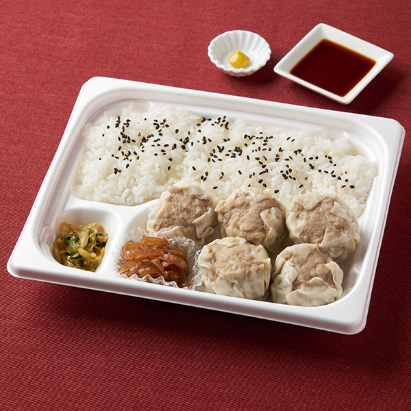 ファミリーマートのごま油の香り！ジューシー肉シュウマイ弁当を比較する。税込価格：698円、カロリー：691kcal、1円あたりカロリー：0.99kcal/円、たんぱく質：21g、1円あたりたんぱく質：0.03g/円、脂質：28.3g、炭水化物：89.4g、食塩相当量：3.6g。鶏肉・豚肉・玉ねぎ・ごま油などを使用した肉シュウマイを5個盛り付けたお弁当です。別添でからし、醤油付きです。アレルギー：小麦、卵、ごま、大豆、鶏肉、豚肉。