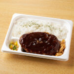 【「ハインツ」コラボキャンペーン！】濃厚黒デミソースの鉄板焼ハンバーグ弁当 ファミリーマート ハインツのデミグラスソースを使用した濃厚なソースの味わいとボリューム満点のハンバーグが楽しめるお弁当です。濃厚な味わいのデミグラスソースに加えたブラックペッパーがソース全体の味を引き締め、食欲をそそるアクセントになっています。