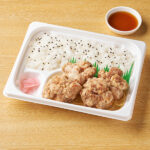 ファミリーマートの特製ゆずおろしポン酢で食べる!おろしタツタ弁当を比較する。税込価格:698円、カロリー:781kcal、1円あたりカロリー:1.12kcal/円、たんぱく質:25.2g、1円あたりたんぱく質:0.04g/円、脂質:26.3g、炭水化物:112.1g、食塩相当量:4g。しょうがや醤油などで味付けをしたジューシーなタツタ揚げ弁当です。ゆずおろしポン酢をかけてさっぱりと食べられる仕立てです。アレルギー:小麦、卵、乳成分、ごま、大豆、鶏肉。