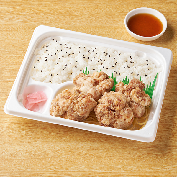 ファミリーマートの特製ゆずおろしポン酢で食べる！おろしタツタ弁当を比較する。税込価格：698円、カロリー：781kcal、1円あたりカロリー：1.12kcal/円、たんぱく質：25.2g、1円あたりたんぱく質：0.04g/円、脂質：26.3g、炭水化物：112.1g、食塩相当量：4g。しょうがや醤油などで味付けをしたジューシーなタツタ揚げ弁当です。ゆずおろしポン酢をかけてさっぱりと食べられる仕立てです。アレルギー：小麦、卵、乳成分、ごま、大豆、鶏肉。
