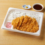 ファミリーマートの肉の旨味感じる三元豚のロースとんかつ弁当を比較する。税込価格:753円、カロリー:841kcal、1円あたりカロリー:1.12kcal/円、たんぱく質:31.7g、1円あたりたんぱく質:0.04g/円、脂質:30.9g、炭水化物:110.4g、食塩相当量:3.4g。やわらかい三元豚のロース肉の食感や旨みが楽しめるとんかつ弁当です。ソースは野菜や果実などの甘みや旨みをきかせた特製ソースです。アレルギー:小麦、乳成分、ごま、大豆、鶏肉、豚肉、りんご。