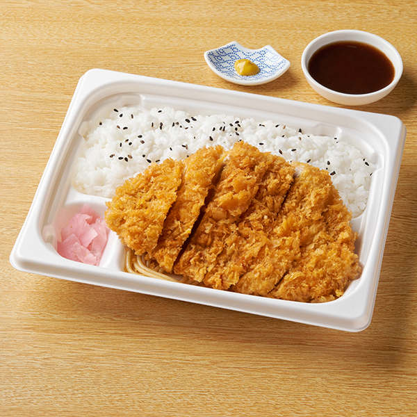 ファミリーマートの肉の旨味感じる三元豚のロースとんかつ弁当を比較する。税込価格：753円、カロリー：841kcal、1円あたりカロリー：1.12kcal/円、たんぱく質：31.7g、1円あたりたんぱく質：0.04g/円、脂質：30.9g、炭水化物：110.4g、食塩相当量：3.4g。やわらかい三元豚のロース肉の食感や旨みが楽しめるとんかつ弁当です。ソースは野菜や果実などの甘みや旨みをきかせた特製ソースです。アレルギー：小麦、乳成分、ごま、大豆、鶏肉、豚肉、りんご。