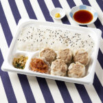 増量　ごま油の香り！ジューシー肉シュウマイ弁当 ファミリーマート 期間限定でご飯を20％増量している商品。鶏肉・豚肉・玉ねぎ・ごま油などを使用した肉シュウマイを5個盛り付けたお弁当。別添でからし・しょうゆ付き。