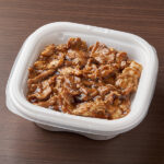 ファミリーマートの【関東の一部】コク旨しょうゆたれの豚バラ丼(麦入りごはん)を比較する。税込価格:645円、カロリー:611kcal、1円あたりカロリー:0.95kcal/円、たんぱく質:15.3g、1円あたりたんぱく質:0.02g/円、脂質:26.7g、炭水化物:79g、食塩相当量:2.5g。豚ばら肉を甘さのあるタレで絡めて食べるお弁当です。アレルギー:小麦、卵、乳成分、大豆、鶏肉、豚肉、りんご、ゼラチン。