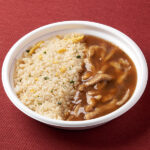 コク旨！肉あんかけ炒飯 ファミリーマート 炒飯に豚肉とたけのこが入ったコクと旨みがある肉あんかけを合わせたお弁当。