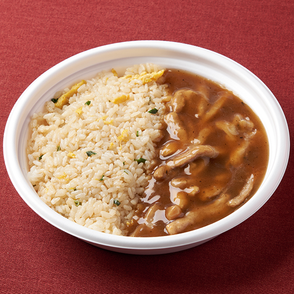 コク旨！肉あんかけ炒飯 ファミリーマート 炒飯に豚肉とたけのこが入ったコクと旨みがある肉あんかけを合わせたお弁当。