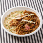 ファミリーマートのてんこ盛！炒飯&ソース焼きそばを比較する。税込価格：753円。人気の炒飯と焼きそばを合い盛りにしたボリュームたっぷりのお弁当です。炒飯の上にはから揚げをトッピングし、焼きそばはかつお節を入れた風味が良く食べ飽きない味わいです。