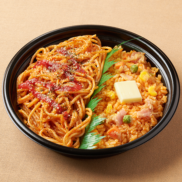 【関東の一部】ナポリタン&バター風味ケチャップライス ファミリーマート テレビ神奈川企画商品です。バターソースの旨み、ブラックペッパーがアクセントのナポリタンとトマトの旨みをきかせたケチャップライスが楽しめるお弁当です。