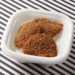ファミリーマートの【東海】福井名物！ソースかつ丼を比較する。税込価格：698円。福井名物のソースかつ丼です。歯切れのよい厚みの豚ロース肉を3枚トッピングし、甘みと程よい酸味を感じられるソースを合わせました。