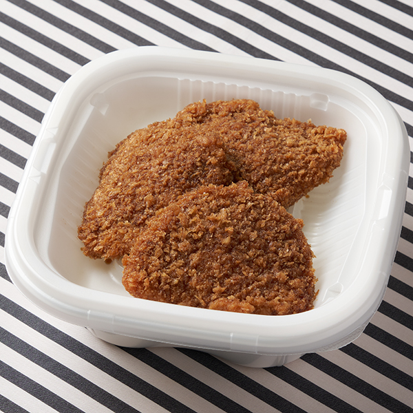ファミリーマートの【東海】福井名物！ソースかつ丼を比較する。税込価格：698円。福井名物のソースかつ丼です。歯切れのよい厚みの豚ロース肉を3枚トッピングし、甘みと程よい酸味を感じられるソースを合わせました。