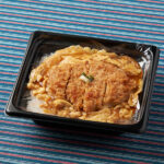 ファミリーマートの【北陸】大麦豚のロースかつ丼を比較する。税込価格：598円。たまごにかつおや昆布だしを加え、だしの旨みがきいたたまごにやわらかな肉質の大麦豚のロース肉を使用したかつ丼です。