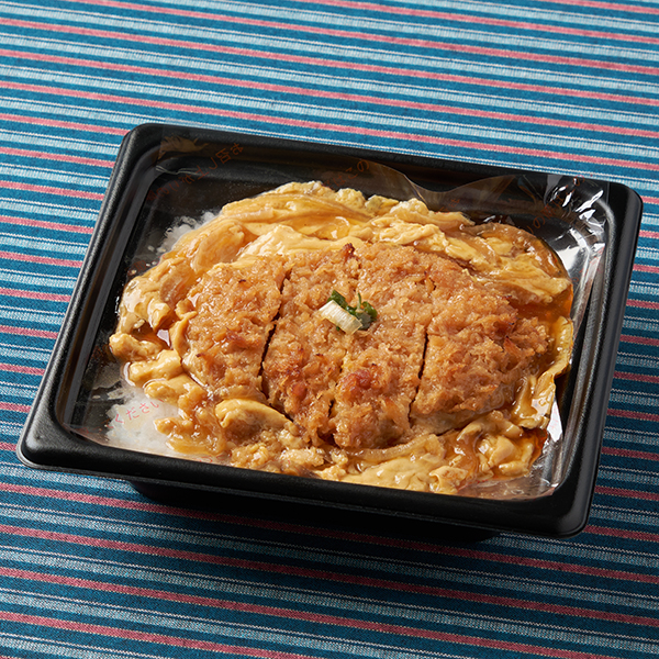 ファミリーマートの【北陸】大麦豚のロースかつ丼を比較する。税込価格：598円。たまごにかつおや昆布だしを加え、だしの旨みがきいたたまごにやわらかな肉質の大麦豚のロース肉を使用したかつ丼です。