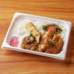 ファミリーマートの【北陸】おろしチキンカツ&豚焼肉弁当を比較する。税込価格：678円。和風おろしチキンカツ、豚焼肉、ちくわの磯辺揚げの3種類のおかずを組み合わせたお弁当です。ごはんの上に、高菜と明太子をトッピングし、ごはんもおかずも楽しめる仕立てにしました。