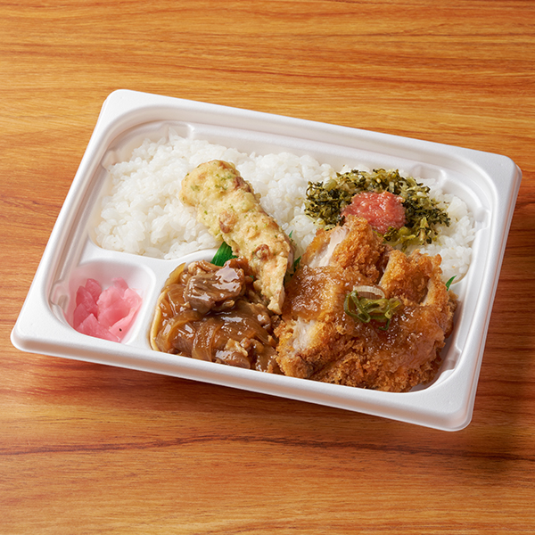 ファミリーマートの【北陸】おろしチキンカツ&豚焼肉弁当を比較する。税込価格：678円。和風おろしチキンカツ、豚焼肉、ちくわの磯辺揚げの3種類のおかずを組み合わせたお弁当です。ごはんの上に、高菜と明太子をトッピングし、ごはんもおかずも楽しめる仕立てにしました。