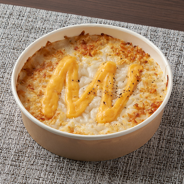 ファミリーマートの旨味広がる！5種チーズのドリアを比較する。税込価格：550円。5種のチーズ（ゴーダ、モッツァレラ、ステッペン、チェダー、パルメザン）を使用し焼き上げ、チーズソースをトッピングした風味豊かなチーズドリアです。
