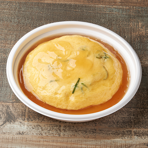 ファミリーマートの【関西】ふんわり玉子の天津飯を比較する。税込価格：598円。ふんわりとした食感のたまごに中華だしで味付けた醤油ベースのあんをかけた天津飯です。