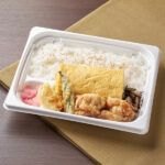 ファミリーマートの【関西】だし巻き玉子&から揚げ弁当を比較する。税込価格：698円。だし含みの良いだし巻き玉子と、から揚げ、オクラとレンコンの天ぷらを組み合わせたお弁当です。