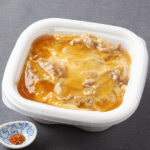 ファミリーマートの【関西】他人丼を比較する。税込価格：598円。やさしい甘さのかつおだしに牛肉、玉ねぎをあわせ、玉子でとじた丼です。