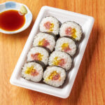 ファミリーマートのとろたく巻を比較する。税込価格:537円、カロリー:290kcal、1円あたりカロリー:0.54kcal/円、たんぱく質:9.4g、1円あたりたんぱく質:0.02g/円、脂質:4.1g、炭水化物:54.7g、食塩相当量:2.6g。まぐろのたたき身に、食感の良い千切りたくあんを組み合わせた彩りの良い巻寿司です。アレルギー:小麦、大豆。