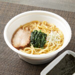 【関東】横浜家系豚骨醤油ラーメン ファミリーマート テレビ神奈川企画商品です。醤油のキレと豚骨の濃厚さをきかせたスープに、家系ラーメン特有の麺の切り方を特徴とした中太麺を合わせました。豚バラチャーシューにほうれん草、ねぎ、海苔をトッピングしました。