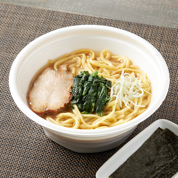 【関東】横浜家系豚骨醤油ラーメン ファミリーマート テレビ神奈川企画商品です。醤油のキレと豚骨の濃厚さをきかせたスープに、家系ラーメン特有の麺の切り方を特徴とした中太麺を合わせました。豚バラチャーシューにほうれん草、ねぎ、海苔をトッピングしました。