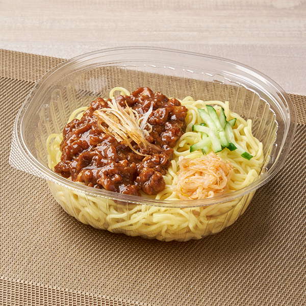 ファミリーマートの甘辛甜面醤と味噌の旨み 冷しジャージャー麺を比較する。税込価格：498円、カロリー：417kcal、1円あたりカロリー：0.84kcal/円、たんぱく質：17.3g、1円あたりたんぱく質：0.03g/円、脂質：8.1g、炭水化物：71.2g、食塩相当量：5.4g。甘辛の甜面醤と味噌の旨みをきかせた肉みそが特徴の冷しジャージャー麺です。具材として肉みそ、もやしのラー油和え、きゅうり、白髪ねぎをトッピングしております。アレルギー：小麦、卵、落花生(ピーナッツ)、ごま、大豆、鶏肉、豚肉。