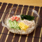 ファミリーマートの鶏だしスープの冷しぶっかけ素麺を比較する。税込価格：498円、カロリー：191kcal、1円あたりカロリー：0.38kcal/円、たんぱく質：10.2g、1円あたりたんぱく質：0.02g/円、脂質：2.7g、炭水化物：32.5g、食塩相当量：3.2g。のどごしの良いそうめんに鶏の旨みがきいた鶏だしスープを合わせたぶっかけタイプの冷し麺です。具材として、わかめ、きゅうり、蒸し鶏、錦糸たまご、カニカマをトッピングしてます。アレルギー：えび、かに、小麦、卵、乳成分、ごま、大豆、鶏肉、豚肉、りんご。