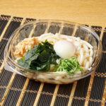 ファミリーマートの半熟玉子入り 大盛冷しぶっかけうどんを比較する。税込価格：538円、カロリー：495kcal、1円あたりカロリー：0.92kcal/円、たんぱく質：18g、1円あたりたんぱく質：0.03g/円、脂質：7.4g、炭水化物：90.2g、食塩相当量：4.6g。コシのあるうどんにだしのきいたつゆを合わせた大盛の冷しうどんです。具材として半熟玉子、きざみ揚げ、わかめ、青ねぎをトッピングしています。アレルギー：小麦、卵、さば、大豆。