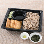 ファミリーマートの石臼挽きそば粉のざるそば定食を比較する。税込価格：630円、カロリー：485kcal、1円あたりカロリー：0.77kcal/円、たんぱく質：19.5g、1円あたりたんぱく質：0.03g/円、脂質：9.2g、炭水化物：83.3g、食塩相当量：4.2g。歯切れよく風味豊かなそばに、だしのきいたつゆを合わせたざるそばと、甘辛い味つけのあぶら揚げを使用したいなり寿司を盛り合わせた食べごたえのある商品です。アレルギー：小麦、そば、卵、さば、大豆。
