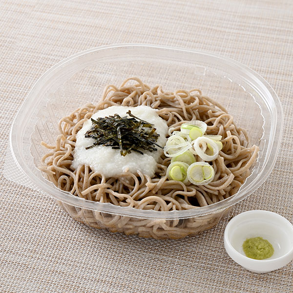 ファミリーマートの石臼挽きそば粉の冷しとろろそばを比較する。税込価格：548円、カロリー：305kcal、1円あたりカロリー：0.56kcal/円、たんぱく質：14.6g、1円あたりたんぱく質：0.03g/円、脂質：3.1g、炭水化物：56.6g、食塩相当量：2.6g。歯切れ良く風味も良いそばに、だしのきいたつゆを合わせました。具材としてとろろ芋・ねぎのほか、小袋のわさび・きざみ海苔を付けました。アレルギー：小麦、そば、卵、大豆、やまいも。
