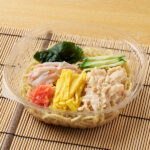 ファミリーマートの焙煎ごま香る ごまだれ冷し中華を比較する。税込価格：598円、カロリー：401kcal、1円あたりカロリー：0.67kcal/円、たんぱく質：19g、1円あたりたんぱく質：0.03g/円、脂質：9g、炭水化物：63g、食塩相当量：4.5g。弾力のある中華麺とごまのコクが特徴のタレを合わせた、ごまダレ味の冷し中華です。具材として蒸し鶏・カニカマ・きゅうり・わかめ・錦糸たまご・紅しょうがをトッピングしました。アレルギー：かに、小麦、卵、ごま、大豆、鶏肉、豚肉、りんご。