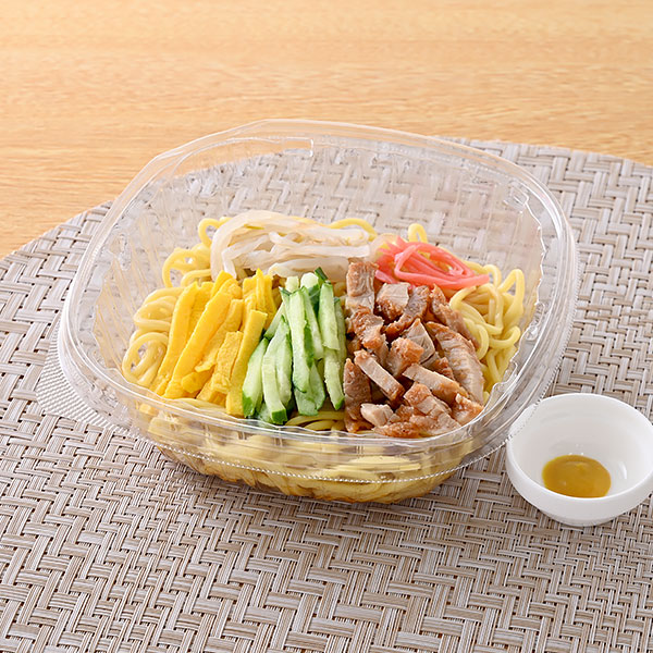 ファミリーマートの定番！特製醤油スープ ミニ冷し中華を比較する。税込価格：398円、カロリー：232kcal、1円あたりカロリー：0.58kcal/円、たんぱく質：10.6g、1円あたりたんぱく質：0.03g/円、脂質：2.2g、炭水化物：43.2g、食塩相当量：3.4g。小麦の風味と口あたりの良さが特徴の中華麺に、醤油や酢の味のバランスにこだわったごま油の風味豊かなスープを合わせ、豚ももチャーシューやきゅうり、錦糸卵など彩りの良い具材をのせたミニサイズの冷し中華です。アレルギー：小麦、卵、乳成分、ごま、大豆、鶏肉、豚肉、りんご。
