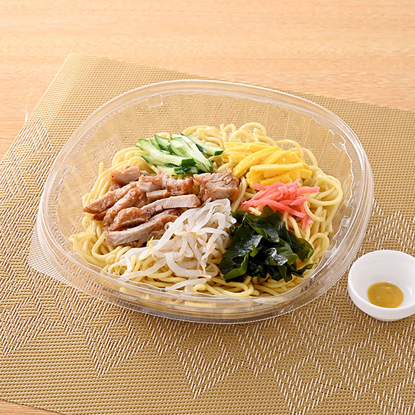 ファミリーマートの定番！特製醤油スープ 6種具材の冷し中華を比較する。税込価格：578円、カロリー：416kcal、1円あたりカロリー：0.72kcal/円、たんぱく質：18.1g、1円あたりたんぱく質：0.03g/円、脂質：4g、炭水化物：78.2g、食塩相当量：5.1g。小麦の風味と口あたりの良さが特徴の中華麺に、醤油や酢の味のバランスにこだわったごま油の風味豊かなスープを合わせました。豚ももチャーシュー・きゅうり・錦糸たまご・紅しょうがなど彩りの良い具材をのせた、定番の冷し中華です。アレルギー：小麦、卵、乳成分、ごま、大豆、鶏肉、豚肉、りんご。