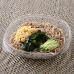 ファミリーマートの【中国・四国】石臼挽きそば粉の大盛冷しそば。税込価格：520円。歯切れ良く風味豊かなそばにだしのきいたつゆを合わせた、食べごたえもある大盛そばです。具材としてわかめ・揚げ玉・きゅうりをトッピングしております。