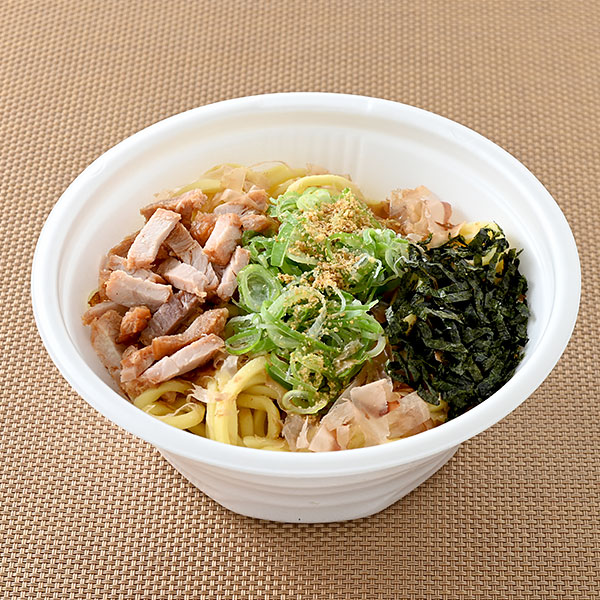 【関東】焼津産鰹節使用 まぜそば ファミリーマート 焼津産のかつお節をトッピングしたまぜそばです。かつおだしをきかせ一味唐辛子の辛みがアクセントの味わいです。