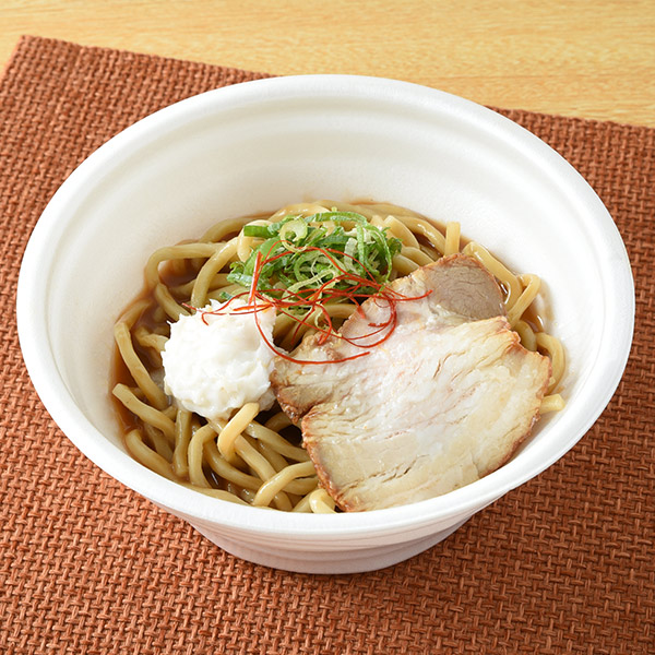 ファミリーマートの【九州】SUSURU TV.監修 濃厚とんこつ豚無双濃厚無双ラーメンを比較する。税込価格：658円。小麦風味が感じられる麺をちぢれ麺で切り出し食べごたえのある仕立てにしました。粘度のある濃厚で豚の旨みがしっかり感じられるスープを合わせました。チャーシュー、青ねぎ、背脂、糸唐辛子をトッピングしました。