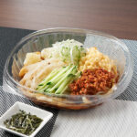麺屋こころ監修　冷し台湾風まぜうどん ファミリーマート 「麺屋こころ」監修の冷し台湾風まぜうどん。コシと弾力のあるうどんに、魚粉の香りが引き立つ特製ダレの組み合わせ。具材として肉そぼろ、きざみ海苔、揚げ玉、きゅうり、にんにくなどをトッピングしている商品。