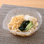 ファミリーマートの【北海道・関東】国産小麦の小麦粉使用 冷したぬきうどんを比較する。税込価格：430円、カロリー：376kcal、1円あたりカロリー：0.87kcal/円、たんぱく質：8.9g、1円あたりたんぱく質：0.02g/円、脂質：7.7g、炭水化物：69.3g、食塩相当量：3.7g。だしのきいたつゆに、コシと弾力のあるうどんを合わせました。具材として揚げ玉、大根おろし、わかめ、きゅうりをのせたお手頃価格の定番冷しうどんです。アレルギー：えび、小麦、卵、さば、大豆、ゼラチン。