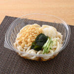 ファミリーマートの国産小麦の小麦粉使用 冷しぶっかけうどんを比較する。税込価格：430円。だしのきいたつゆに、コシと弾力のあるうどんを合わせました。具材として揚げ玉、大根おろし、わかめ、きゅうりをのせたお手頃価格の定番冷しうどんです。