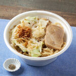 ファミリーマートのラーメン荘 歴史を刻め監修 汁なし（まぜそば）を比較する。税込価格：698円、カロリー：946kcal、1円あたりカロリー：1.36kcal/円、たんぱく質：32g、1円あたりたんぱく質：0.05g/円、脂質：45.4g、炭水化物：104.7g、食塩相当量：8.3g。「ラーメン荘 歴史を刻め」監修のまぜそばです。太めの中華麺と豚骨をベースににんにくと醤油をきかせた専用ダレを合わせてチャーシュー、キャベツ、ゆでもやし、フライドオニオンなどをのせた食べごたえ抜群の仕立てです。アレルギー：小麦、卵、乳成分、大豆、豚肉、ゼラチン。