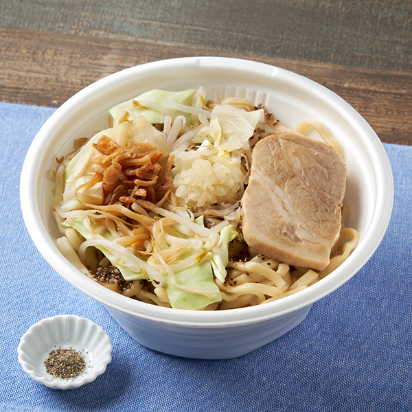 ファミリーマートのラーメン荘 歴史を刻め監修 汁なし（まぜそば）を比較する。税込価格：698円、カロリー：946kcal、1円あたりカロリー：1.36kcal/円、たんぱく質：32g、1円あたりたんぱく質：0.05g/円、脂質：45.4g、炭水化物：104.7g、食塩相当量：8.3g。「ラーメン荘 歴史を刻め」監修のまぜそばです。太めの中華麺と豚骨をベースににんにくと醤油をきかせた専用ダレを合わせてチャーシュー、キャベツ、ゆでもやし、フライドオニオンなどをのせた食べごたえ抜群の仕立てです。アレルギー：小麦、卵、乳成分、大豆、豚肉、ゼラチン。