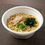 ファミリーマートの鶏と魚介の旨み 中華そば（醤油味）を比較する。税込価格：399円、カロリー：360kcal、1円あたりカロリー：0.90kcal/円、たんぱく質：18.2g、1円あたりたんぱく質：0.05g/円、脂質：5.5g、炭水化物：61.1g、食塩相当量：6.2g。コシと弾力のある麺と、鶏と魚介の旨みがきいた醤油スープを組み合わせたラーメンです。具材としてわかめ、青ねぎ、もやしをトッピングしております。アレルギー：小麦、卵、ごま、さば、大豆、鶏肉、ゼラチン。